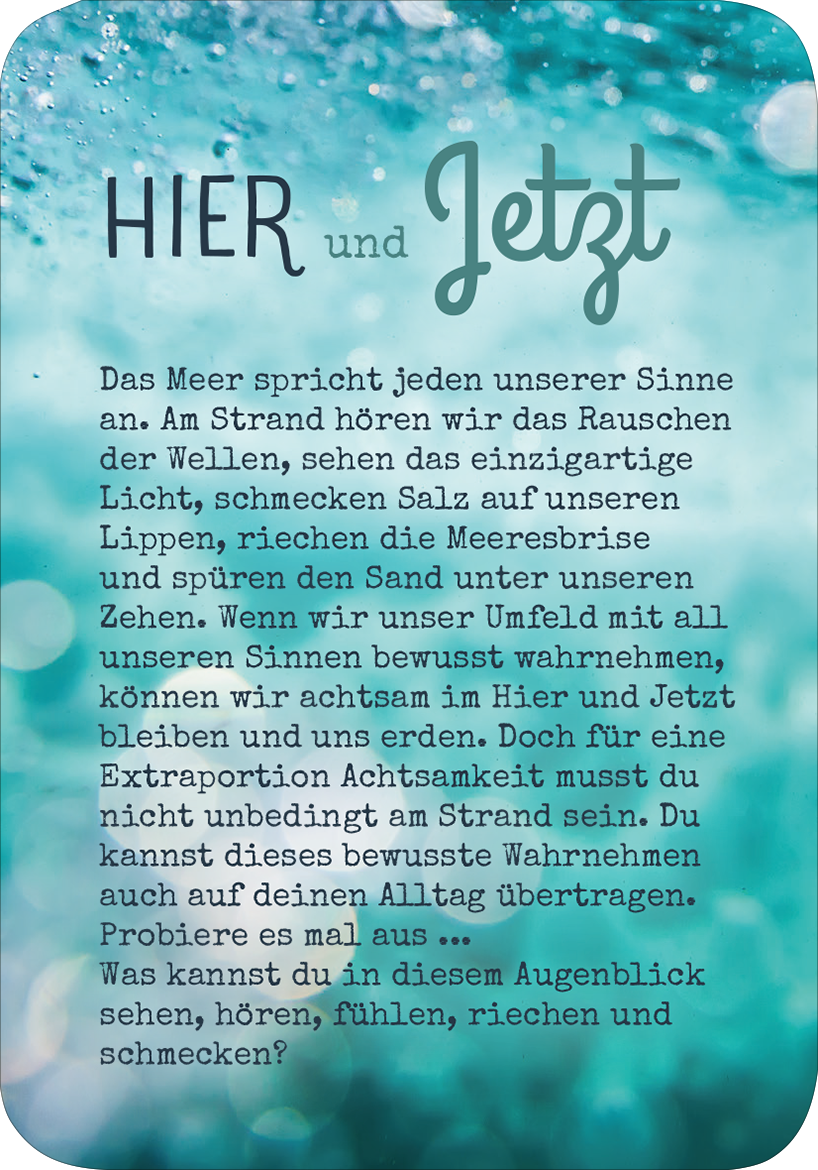 Gezeigt wird eine Innen- oder Zusatzansicht von „Meermomente“. Der Hintergrund in sanften Aquafarben sorgt für eine maritim-beruhigende Atmosphäre. Die Überschrift „HIER und Jetzt“ ist in einer verspielten Schriftart gehalten, während der restliche Text in einer klaren, gut lesbaren Typografie erscheint. Der Text beschreibt eine sinnliche Erfahrung am Meer und regt zur Achtsamkeit an. Runde Ecken und die Verwendung von Lichtreflexionen verstärken das entspannende Gesamtbild.