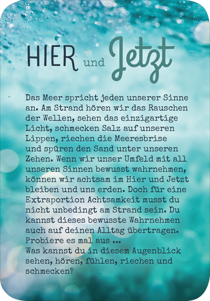 Gezeigt wird eine Innen- oder Zusatzansicht von „Meermomente“. Der Hintergrund in sanften Aquafarben sorgt für eine maritim-beruhigende Atmosphäre. Die Überschrift „HIER und Jetzt“ ist in einer verspielten Schriftart gehalten, während der restliche Text in einer klaren, gut lesbaren Typografie erscheint. Der Text beschreibt eine sinnliche Erfahrung am Meer und regt zur Achtsamkeit an. Runde Ecken und die Verwendung von Lichtreflexionen verstärken das entspannende Gesamtbild.