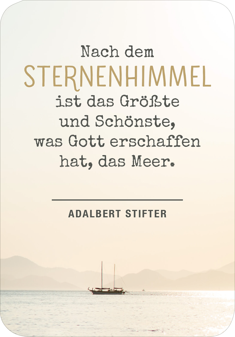 Gezeigt wird eine Innen- oder Zusatzansicht von „Meermomente“. Der Hintergrund in sanften Beige- und Grautönen vermittelt eine ruhige Atmosphäre. Der Text in einer eleganten Mischung aus Groß- und Kleinbuchstaben betont die zentrale Botschaft: „Nach dem STERNENHIMMEL ist das Größte und Schönste, was Gott erschaffen hat, das Meer.“ Der Schriftzug „STERNEHIMMEL“ hebt sich durch eine goldene Farbgebung ab. Unter dem Zitat steht der Name „Adalbert Stifter“ in schlichter,...