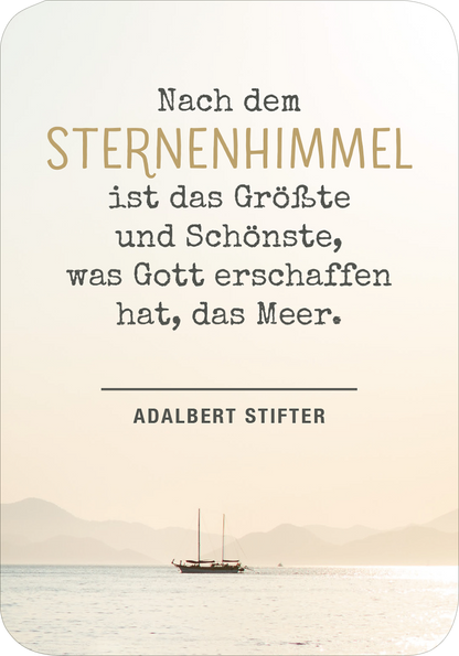 Gezeigt wird eine Innen- oder Zusatzansicht von „Meermomente“. Der Hintergrund in sanften Beige- und Grautönen vermittelt eine ruhige Atmosphäre. Der Text in einer eleganten Mischung aus Groß- und Kleinbuchstaben betont die zentrale Botschaft: „Nach dem STERNENHIMMEL ist das Größte und Schönste, was Gott erschaffen hat, das Meer.“ Der Schriftzug „STERNEHIMMEL“ hebt sich durch eine goldene Farbgebung ab. Unter dem Zitat steht der Name „Adalbert Stifter“ in schlichter,...