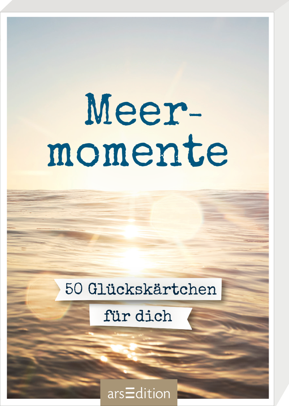 Das Buchcover zeigt eine sanfte Wasseroberfläche unter einem hellen Himmel, der von Sonnenstrahlen durchzogen ist. Der Titel „Meer-momente“ ist in einer verspielten blauen Schriftart gehalten und schwebt über dem Bild. Darunter befindet sich ein weißes Banner mit der Aufschrift „50 Glückskärtchen für dich“ in einer klaren, lesbaren Schrift. Die Atmosphäre strahlt Ruhe und Freude aus. Ganz unten mittig steht der Logoschriftzug von arsEdition.
