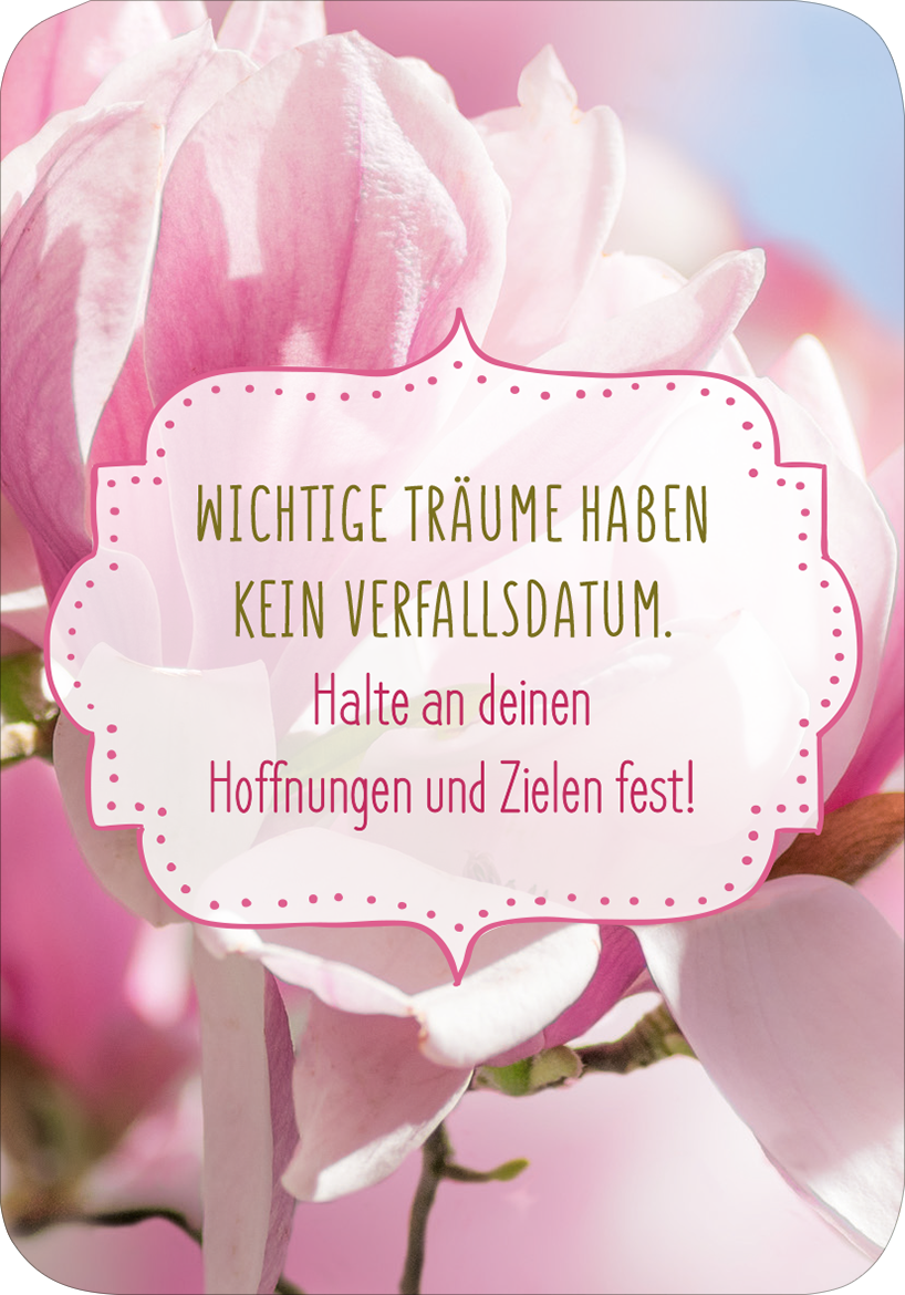 Gezeigt wird eine Innen- oder Zusatzansicht von „Glückskärtchen für Alltagsheldinnen“. Das Kärtchen zeigt eine sanfte, verschwommene Fotografie von rosa Blüten auf einem hellen Hintergrund. Darauf ist ein dekorativer, geschwungener Rahmen in Hellrosa zu sehen. In der Mitte steht der Spruch „Wichtige Träume haben kein Verfallsdatum.“ in einer eleganten, goldenen Schrift. Darüber befindet sich der Zusatz „Halte an deinen Hoffnungen und Zielen fest!“, ausgesprochen einladend und...