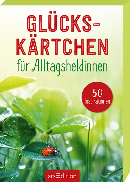 Auf dem Buchcover sind grüne Blätter mit Tropfen in einem frischen, hellen Farbton abgebildet, was eine lebendige und optimistische Atmosphäre schafft. Der Titel „GLÜCKS-KÄRTCHEN“ steht in großen, roten Buchstaben, während „für Alltagsheldinnen“ in geschwungener, grüner Schrift darunter platziert ist. Ein roter Kreis in der oberen rechten Ecke trägt den Text „50 Inspirationen“. Ganz unten mittig steht der Logoschriftzug von arsEdition.