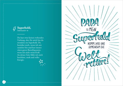 Gezeigt wird eine Innen- oder Zusatzansicht von „Papa (Substantiv, m)“. Die Seite ist in sanften Türkistönen gehalten, mit einer weißen Schrift. Auf der linken Seite befindet sich eine Beschreibung des Begriffs „Superheld“, während die rechte Seite eine große, handschriftliche Typografie mit der Aufschrift „PAPA = mein Superheld“ zeigt. Strahlen in Hellblau umgeben den Text, der durch den ansprechenden Schriftstil lebendig wirkt. Ein Sternsymbol und kreative zentrale Elemente...