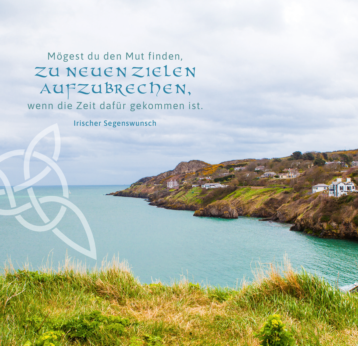 Gezeigt wird eine Innen- oder Zusatzansicht von „Irische Segenswünsche für dich“. Der Text ist in einer eleganten, geschwungenen Schriftart in einem sanften Blau gehalten. Der Segenswunsch lautet: „Mögest du den Mut finden, zu neuen Zielen aufzubrechen, wenn die Zeit dafür gekommen ist.“ Im Hintergrund ist eine idyllische Küstenlandschaft mit grünen Hügeln und einem ruhigen Meer zu sehen, was eine beruhigende und inspirierende Atmosphäre schafft. Ein keltisches Knotendesign...