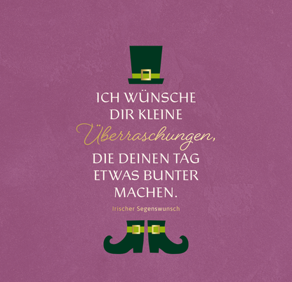Gezeigt wird eine Innen- oder Zusatzansicht von „Irische Segenswünsche für dich“. Der Hintergrund ist in einem sanften Violettton gehalten. Zentrale Elemente sind ein grüner Zylinderhut und dekorative grünen Schuhe am unteren Bildrand. Die Schrift ist in verschiedenen Stilen gestaltet: Die Hauptbotschaft „Ich wünsche dir kleine Überraschungen“ ist in einer eleganten, geschwungenen Schriftart in Gold und Weiß platziert, während die zusätzlichen Informationen in einer klaren,...