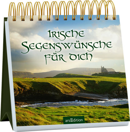 Das Buchcover zeigt eine malerische irische Landschaft mit grünen Hügeln, einem sanften Fluss und einem alten Schloss im Hintergrund, umgeben von bewölktem Himmel. Der Titel „Irische Segenswünsche für dich“ ist in einer eleganten, verschnörkelten Schrift in dunklem Grün gestaltet. Die goldene Spiralbindung oben verleiht dem Cover eine stilvolle Note. Ganz unten mittig steht der Logoschriftzug von arsEdition.