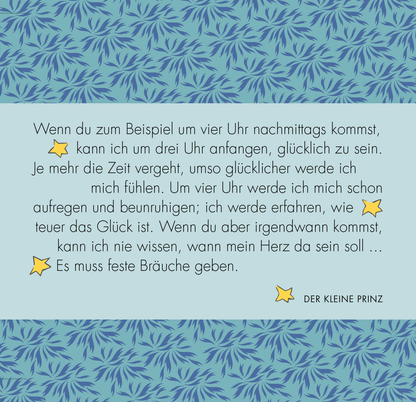 Gezeigt wird eine Innen- oder Zusatzansicht von „Herzenswünsche vom kleinen Prinzen“. Der Hintergrund ist mit einem blauen Blattmuster versehen, während die Schreibfläche in sanften Pastelltönen gehalten ist. Der Text ist in einer klaren, gut lesbaren Schriftart gestaltet und enthält gelbe Sterne, die als dekorative Elemente fungieren. Der Inhalt vermittelt eine emotionale Botschaft über das Warten und die Bedeutung von festen Bräuchen, um Glück zu erfahren.