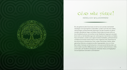 Gezeigt wird eine Innen- oder Zusatzansicht von „Éire“. Der Hintergrund ist in tiefem Grün gehalten und weist kreisförmige Muster auf. In der Mitte befindet sich ein kunstvoll gestalteter Baum mit keltischen Mustern in einem helleren Grünton. Auf der rechten Seite steht in großen, geschwungenen Buchstaben „Céad míle fáilte!“ gefolgt von „HERZLICH WILLKOMMEN!“ in eleganter Typografie. Die Gesamtgestaltung vermittelt eine harmonische, einladende Atmosphäre.
