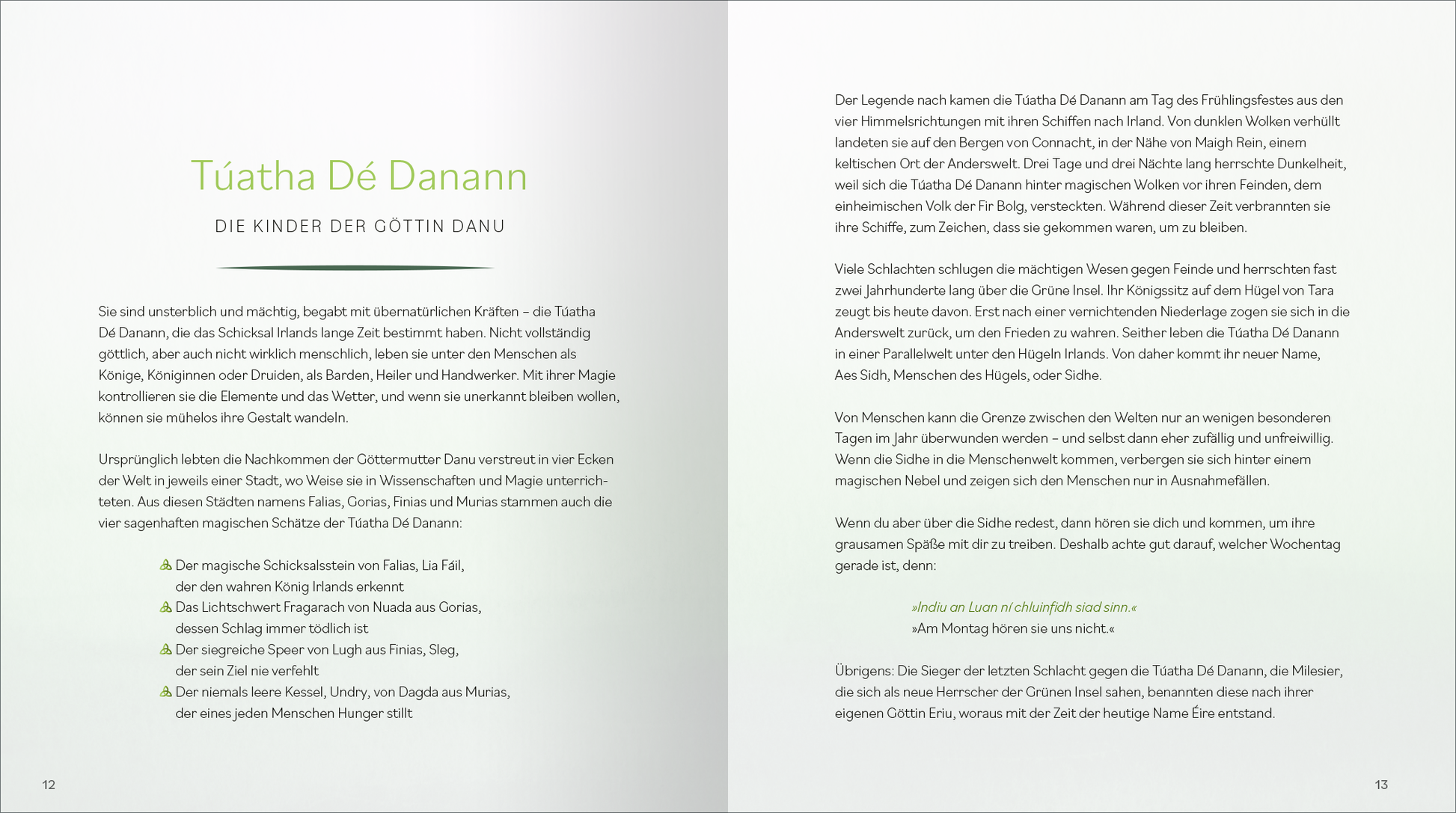Gezeigt wird eine Innenansicht von „Éire“. Auf der linken Seite befindet sich der Titel „Tuatha Dé Danann“ in großer, eleganter Schrift und einer sanften grünen Farbe. Darunter folgt der Untertitel „DIE KINDER DER GÖTTIN DANU“ in etwas kleinerer, ebenfalls grüner Typografie. Die rechte Seite enthält den fortlaufenden Text in schwarzer Schrift auf hellem Hintergrund, der in klarer, gut lesbarer Schriftart gesetzt ist. Die Seiten wirken harmonisch und einladend, mit ausreichend...