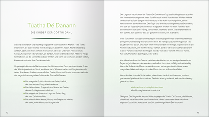 Gezeigt wird eine Innenansicht von „Éire“. Auf der linken Seite befindet sich der Titel „Tuatha Dé Danann“ in großer, eleganter Schrift und einer sanften grünen Farbe. Darunter folgt der Untertitel „DIE KINDER DER GÖTTIN DANU“ in etwas kleinerer, ebenfalls grüner Typografie. Die rechte Seite enthält den fortlaufenden Text in schwarzer Schrift auf hellem Hintergrund, der in klarer, gut lesbarer Schriftart gesetzt ist. Die Seiten wirken harmonisch und einladend, mit ausreichend...