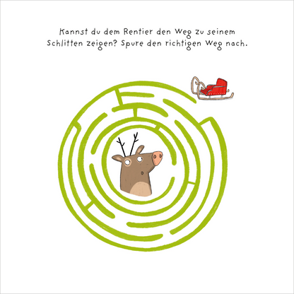Gezeigt wird eine Innen- oder Zusatzansicht von „Mein dicker Rätselblock Weihnachten“. Die Illustration zeigt ein buntes Labyrinth in lebhaftem Grün. In der Mitte befindet sich ein niedliches Rentier mit einem freundlichen Gesicht und großen Ohren. Am oberen Rand ist ein roter Schlitten abgebildet. Oben steht die Frage: „Kannst du dem Rentier den Weg zu seinem Schlitten zeigen? Spüre den richtigen Weg nach.“ Die Schrift ist klar und verspielt gestaltet.