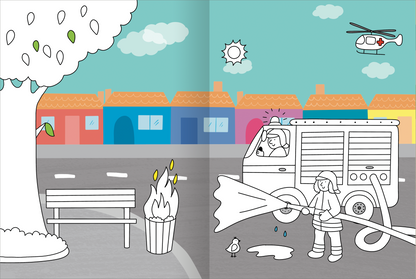 Gezeigt wird eine Innen- oder Zusatzansicht von „Mein großes buntes Malbuch – Im Einsatz“. Die Illustration zeigt eine Feuerwehrfrau, die einen Brand in einem Papierkorb löscht, während ein Feuerwehrauto daneben steht. Im Hintergrund sind farbenfrohe Häuser mit Fenstern in Blau, Rot und Gelb zu sehen. Ein Baum mit grünen Blättern und ein Himmel mit Wolken und einer Sonne runden die Szene ab. Die gesamte Komposition ist klar strukturiert und lädt zum Ausmalen ein.