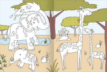 Gezeigt wird eine Innen- oder Zusatzansicht von „Mein großes buntes Malbuch – Tiere“. Die Illustration zeigt einen fröhlichen Elefanten, der Wasser mit seinem Rüssel spritzt, umgeben von sanften, grünen Baumkronen. Links steht ein kleiner Elefant, während rechts zwei Giraffen mit Musterungen aus weißen und grauen Flecken zu sehen sind. Im Hintergrund sitzen einige Löwen auf einem Stein. Die Farbpalette ist freundlich und einladend, überwiegend in sanften Pastelltönen gehalten.