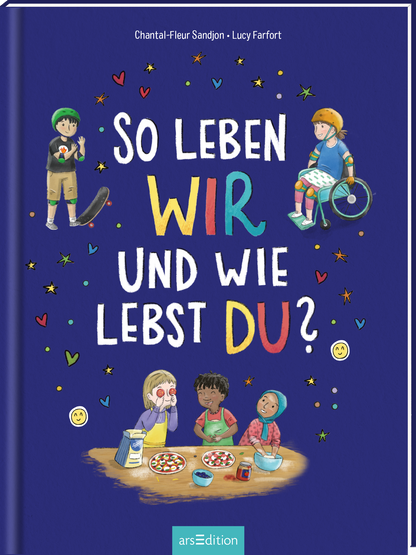 Das Buchcover zeigt eine farbenfrohe Illustration, die Kinder in verschiedenen Alltagssituationen darstellt. Im Vordergrund sieht man eine Gruppe von vier Kindern: zwei Jungen, einen Krippenkind und ein Mädchen im Rollstuhl. Die Schriftzüge „SO LEBEN WIR“ in gelber und „WIE LEBST DU?“ in roter Schrift ziehen die Aufmerksamkeit auf sich. Der Hintergrund ist in einem sanften Blau gehalten, um die verspielte Atmosphäre zu unterstreichen. Oben links befindet sich ein...
