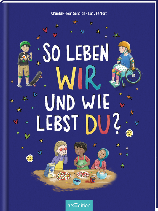 Das Buchcover zeigt eine farbenfrohe Illustration, die Kinder in verschiedenen Alltagssituationen darstellt. Im Vordergrund sieht man eine Gruppe von vier Kindern: zwei Jungen, einen Krippenkind und ein Mädchen im Rollstuhl. Die Schriftzüge „SO LEBEN WIR“ in gelber und „WIE LEBST DU?“ in roter Schrift ziehen die Aufmerksamkeit auf sich. Der Hintergrund ist in einem sanften Blau gehalten, um die verspielte Atmosphäre zu unterstreichen. Oben links befindet sich ein...