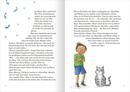 Gezeigt wird eine Innen- oder Zusatzansicht von „Mirabella – Die ganz kleine Fee“. Auf der linken Seite ist ein Textabschnitt in schwarzer Schrift auf weißem Hintergrund abgebildet, umgeben von blauen Wassertropfen. Auf der rechten Seite sind bunte Illustrationen zu sehen: Ein fröhlicher Junge mit kurz geschnittenem Haar in grüner T-Shirt und blauen Shorts, der mit einem grauen Kater spricht. Der Kater hat ein verschmitztes, neugieriges Aussehen. Die Illustration vermittelt eine...