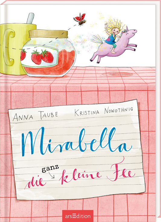 Auf dem Cover ist eine fröhliche, kleine Fee mit braunen Haaren, die auf einem lilafarbenen Einhorn reitet. Im Hintergrund sind frische Erdbeeren in einem Glas sichtbar, neben einer gelben Kanne. Die Atmosphäre ist verspielt und farbenfroh, dominiert von zarten Pastelltönen. Der Titel „Mirabella ganz die kleine Fee“ ist in verspielter, handschriftlicher Schriftart in verschiedenen Farben gestaltet. Oben stehen die Namen der Autorinnen Anna Taube und Kristina Nowotthnig. Ein...