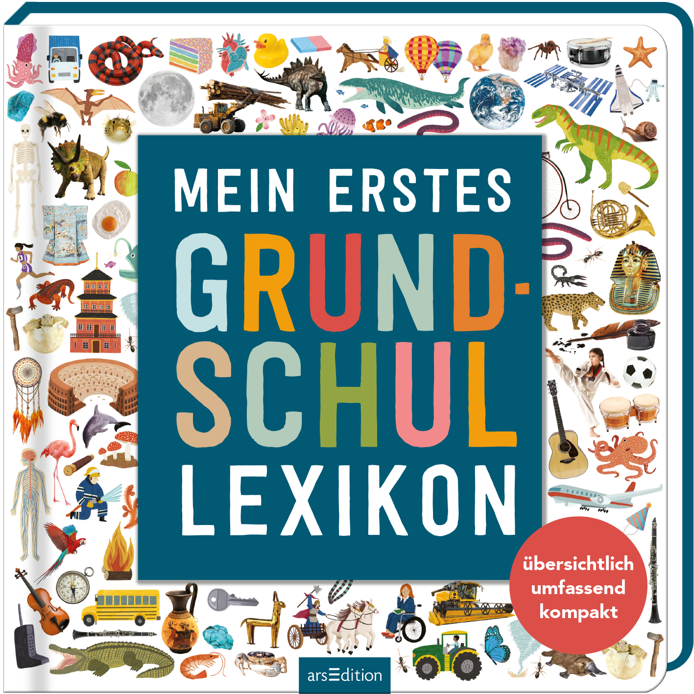 Das Buchcover zeigt auf einem weißen Hintergrund vielfältige, bunte Illustrationen von Tieren, Pflanzen, Gegenständen und Symbolen, die Kinder ansprechen. Im Mittelpunkt steht der Titel „Mein erstes Grundschullexikon“ in großen, bunten Buchstaben auf einem dunkelblauen Quadrat. Der Schriftzug strahlt Freude und Neugier aus. In der unteren rechten Ecke befindet sich ein roter Button mit dem Text „übersichtlich umfassend kompakt“. Ganz unten mittig steht der Logoschriftzug von...