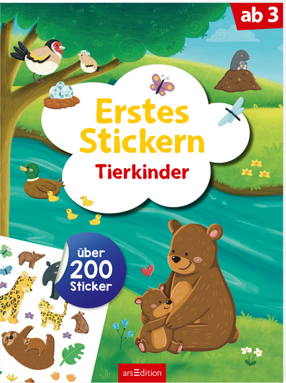 Zu sehen ist eine 3D-Ansicht des Heftes. Gezeigt wird eine Innen- oder Zusatzansicht von „Erstes Stickern – Tierkinder“. Vor einem blauen Fluss sitzen zwei süße Bären, während im Hintergrund viele verschiedene Tierkinder zu sehen sind. Der Titel „Erstes Stickern Tierkinder“ steht in einer weißen Wolke, die mittig platziert ist. Ein beispielhafter Stickerbogen ragt unten links in das Bild und wird von einem blauen Störer begleitet, der verkündet, dass es hier über 200 Sticker...