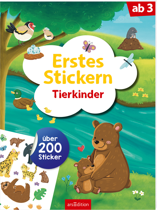 Zu sehen ist eine 3D-Ansicht des Heftes. Gezeigt wird eine Innen- oder Zusatzansicht von „Erstes Stickern – Tierkinder“. Vor einem blauen Fluss sitzen zwei süße Bären, während im Hintergrund viele verschiedene Tierkinder zu sehen sind. Der Titel „Erstes Stickern Tierkinder“ steht in einer weißen Wolke, die mittig platziert ist. Ein beispielhafter Stickerbogen ragt unten links in das Bild und wird von einem blauen Störer begleitet, der verkündet, dass es hier über 200 Sticker...