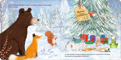 Gezeigt wird eine Innen- oder Zusatzansicht von „Das verlorene Rentier“. Die farbenfrohe Illustration zeigt eine winterliche Szene mit einem Bären, einem Fuchs, einem Eichhörnchen und einem Kaninchen, die um einen großen Weihnachtsbaum stehen. Der Baum ist mit Schnee und bunten Geschenken geschmückt. Im Hintergrund sind schneebedeckte Tannen und eine klare, blaue Himmel zu sehen. Ein Schild mit der Aufschrift „Danke für die schönen Geschenke“ hängt am Baum, während Vögel...