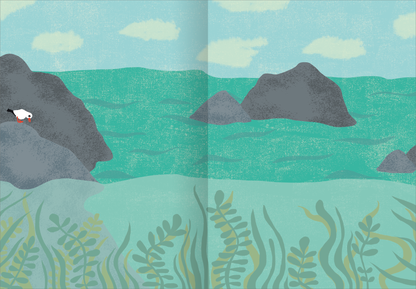 Gezeigt wird eine Innen- oder Zusatzansicht von „Erstes Stickern – Am Meer“. Das Bild zeigt eine ruhige Meereslandschaft mit sanften Wellen und grauen Felsen im Hintergrund. Der Himmel ist hellblau mit vereinzelten, flauschigen Wolken. Im Vordergrund wachsen grüne Seehalme, die für eine lebendige Unterwasseratmosphäre sorgen. Die Farbpalette ist beruhigend, mit sanften Türkis- und Grautönen, die steigende Ruhe und Natürlichkeit vermitteln.