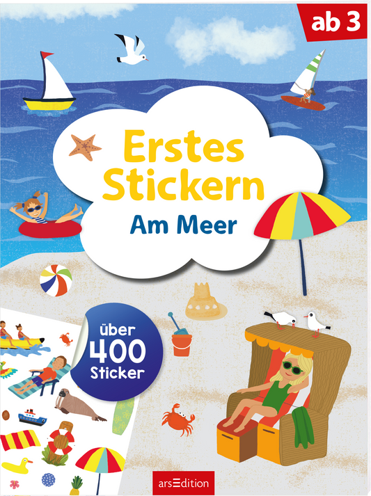 Das Buchcover zeigt eine fröhliche, bunte Szene am Meer mit blauem Himmel, Wellen und vorbeifahrenden Booten. Im Vordergrund sind Strandspielzeuge und eine liegende Figur mit Sonnenbrille auf einer Liege zu sehen. In einer Wolke prangt der Titel „Erstes Stickern“ in leuchtendem Gelb, darunter steht „Am Meer“ in Blau. Oben rechts ist der Hinweis „ab 3“ in Rot zu finden. In einem blauen Kreis steht „über 400 Sticker“. Ganz unten mittig steht der Logoschriftzug von arsEdition.