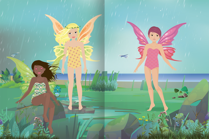 Gezeigt wird eine Innen- oder Zusatzansicht von „Sticker-Anziehpuppen Metallic – Im Feenreich“. Die Illustration zeigt drei Feen in einem idyllischen Naturambiente. Links sitzt eine Fee mit dunkler Haut und buntem Outfit, während rechts zwei weitere Feen stehen, eine mit blonden Haaren in gelbem Badeanzug und die andere mit pinken Haaren. Der Hintergrund ist in sanften Grüntönen gehalten und zeigt einen verregneten Tag am Strand.