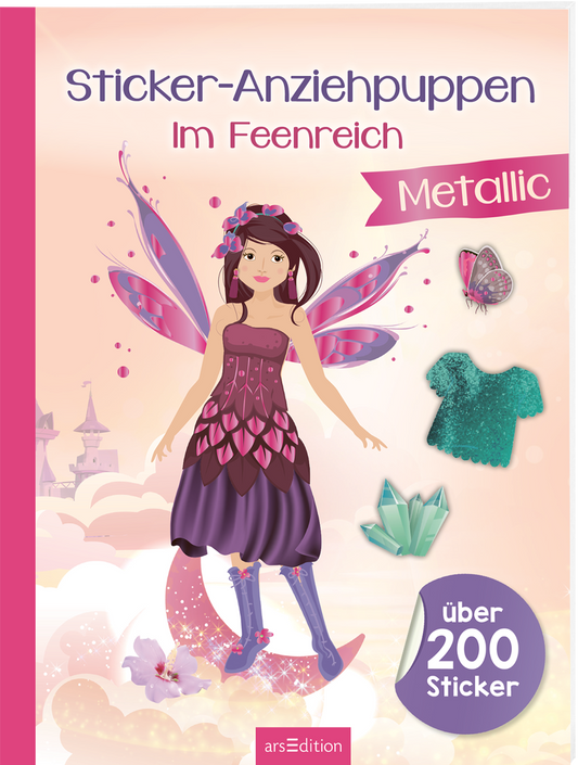 Gezeigt wird die 3D-Ansicht des Heftes. Das Buchcover zeigt ein fantasievolles, helles Design mit einer Feenfigur in einem lila Kleid mit pinken und lilafarbenen Details. Die Fee hat große, farbenfrohe Flügel und trägt blaue Stiefel. Im Hintergrund sind zarte Feenlandschaften mit Türmen angedeutet. Oben steht in klarer, lila Schrift „Sticker-Anziehpuppen Im Feenreich“. Ein pinkes Banner hebt das Wort „Metallic“ hervor, während ein Button mit „über 200 Sticker“ in der Ecke...
