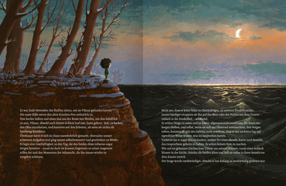 Gezeigt wird eine Innen- oder Zusatzansicht von „Der Verwechsling“. Die Illustration zeigt eine steile Klippe mit einem einzelnen Baum, umgeben von kahlen Bäumen. Im Hintergrund reflektiert das Wasser des Meeres sanft das Licht eines verblassenden Sonnenuntergangs mit sanften Orange- und Blautönen. Die Typografie ist gut lesbar, mit klaren, eleganten Schriftzügen, die den Text in geschwungener Anordnung um die Bildkomposition anordnet.