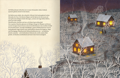 Gezeigt wird eine Innen- oder Zusatzansicht von „Der Verwechslung“. Die Illustration zeigt eine winterliche Landschaft mit schneebedeckten Bäumen und mehreren gemütlichen, beleuchteten Holzhäusern. Die sanften, pastellfarbenen Töne des Schnees kontrastieren mit den warmen, orangefarbenen Lichtern der Fenster. Der Himmel ist in tiefen Blau- und Violetttönen gehalten, die eine ruhige Atmosphäre schaffen. Die Schrift auf der linken Seite ist klar und gut lesbar, in einer klassischen...