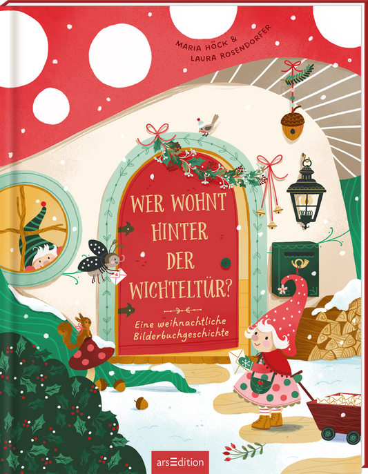 Das Buchcover zeigt eine fröhliche weihnachtliche Szene mit einer roten Tür, die von grünen Pflanzen und Lichtketten umgeben ist. Kinderliche Elfen und Wichtel in Rot- und Grüntönen tummeln sich um die Tür. Der Titel „WER WOhnt HINTER DER WICHTELTÜR?“ ist in verspielter Schrift über der Tür platziert, während der Untertitel „Eine weihnachtliche Bilderbuchgeschichte“ in einer schlichten Schrift darunter steht. Oben rechts sind große, weiße Schneekugeln zu sehen. Ganz unten...