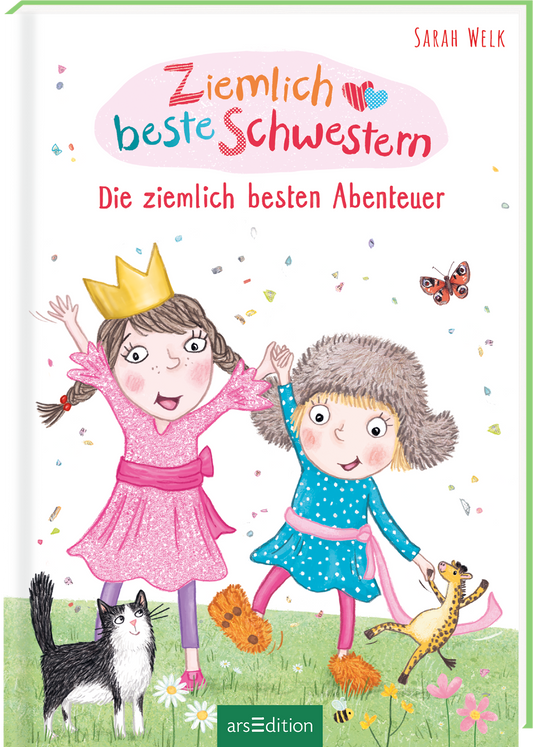 Das Buchcover zeigt zwei Mädchen, die die Arme in die Luft heben und fröhlich aussehen. Das eine Mädchen trägt eine goldene Krone und ein pinkes Kleid, das andere ein blaues Outfit mit einer grauen, pelzigen Mütze. Um sie herum sind bunte Konfetti angeordnet und eine Katze läuft vorne durchs Bild. Oben steht in leuchtenden Farben „Ziemlich beste Schwestern“, darunter „Die ziemlich besten Abenteuer“. Ganz unten mittig steht der Logoschriftzug von arsEdition.