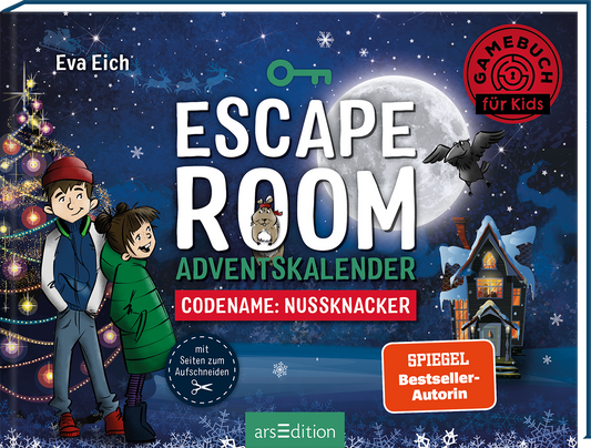 Das Cover zeigt einen winterlichen Nachthimmel mit einem großen, leuchtenden Mond und schneebedeckten Bäumen. Im Vordergrund stehen zwei Kinder, die neugierig in Richtung einer kleinen Holzhütte blicken, vor einem bunt geschmückten Weihnachtsbaum. Der Titel „ESCAPE ROOM ADVENTSKALENDER“ ist in großen, weißen Buchstaben gehalten und wird ergänzt durch die rote Schrift „CODENAME: NUSSKNACKER“. Darunter findet sich in einem Button der Hinweis „mit Seiten zum Aufschneiden“. Oben...