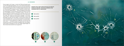 Gezeigt wird eine Innen- oder Zusatzansicht von „Escape Room. Patient 13“. Die linke Seite enthält einen Textblock und eine Rätselfrage. Rechts ist eine detaillierte Abbildung von zerbrochenem Glas mit mehreren Einschusslöchern, die auf einem blauen Hintergrund angeordnet sind. Die Bezeichnungen A bis E sind in einem hellen Gelb gehalten und heben sich gut ab. Die typografische Gestaltung kombiniert serifenlose Schriftarten für Lesbarkeit und Dramaturgie.