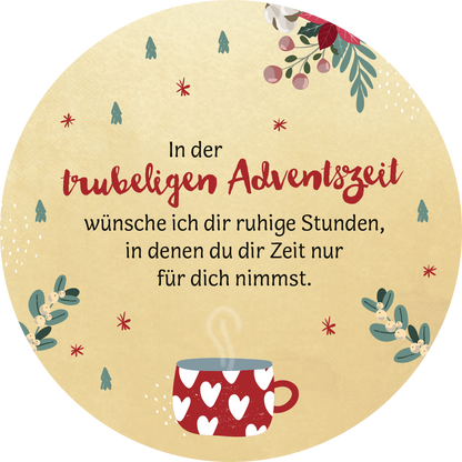 Gezeigt wird eine Innen- oder Zusatzansicht von „Advent in der Dose. 24 liebe Wünsche für dich“. Die Gestaltung zeigt einen sanften, beige Hintergrund, geschmückt mit grünen und roten Akzenten, darunter festliche Pflanzenmotive. In der Mitte steht der Text „In der trubeligen Adventszeit wünsche ich dir ruhige Stunden, in denen du dir Zeit nur für dich nimmst“ in einer Mischung aus verspielter roter und klarer schwarzer Typografie. Eine rote Tasse mit Herzen und aufsteigendem Dampf...