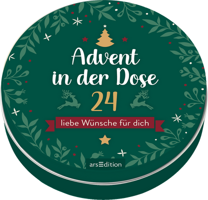 Auf dem runden Buchcover sieht man einen tiefgrünen Hintergrund, umgeben von festlichen Pflanzenmotiven und kleinen Sternen. Der Titel „Advent in der Dose“ ist in verspielter, weißer Schrift mittig platziert, darunter steht die Zahl „24“ in goldener Farbe. Darunter findet sich der Text „liebe Wünsche für dich“ auf rotem Hintergrund. Ein kleiner Weihnachtsbaum und Rentiere ergänzen das festliche Design. Ganz unten mittig steht der Logoschriftzug von arsEdition.