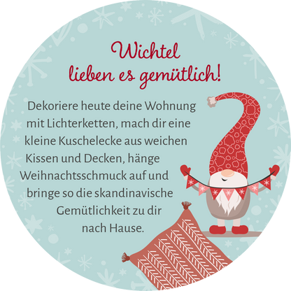 Gezeigt wird eine Innen- oder Zusatzansicht von „Adventskalender in der Dose. 24 Wichtelweisheiten für den Advent“. Der Hintergrund ist in sanften Himmelblau gehalten und mit weißen Schneeflocken verziert. In der Mitte steht ein fröhlicher Wichtel mit rot gemustertem Hut, der ein kleines Banner hält. Der Text „Wichtel lieben es gemütlich!“ ist in verspielter roter Schrift oberhalb des Wichtels platziert, während die Beschreibung in einfacher, gut lesbarer Schrift darunter folgt.