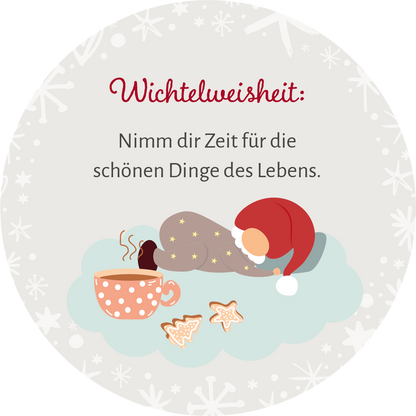 Gezeigt wird eine Innen- oder Zusatzansicht von „Adventskalender in der Dose. 24 Wichtelweisheiten für den Advent“. Der Hintergrund ist in sanften, hellen Farben gehalten, mit zarten Schneeflockenmustern. In der Mitte steht in roter, verspielter Schrift „Wichtelweisheit:“. Darunter folgt in klassischer schwarzer Typografie die Botschaft „Nimm dir Zeit für die schönen Dinge des Lebens.“ Rechts ist eine Illustration eines Wichtels in einem roten Mützen, der auf einer Wolke...