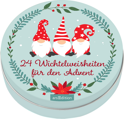 Das Buchcover zeigt drei fröhliche Wichtel mit roten und weißen Hüten vor einem sanften, hellblauen Hintergrund. Sie stehen inmitten von grünen Blättern und roten Beeren, was eine festliche Atmosphäre erzeugt. In eleganter, roter Schrift ist der Titel „24 Wichtelweisheiten für den Advent“ platziert.  Ganz unten mittig steht der Logoschriftzug von arsEdition.