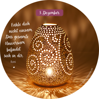 Gezeigt wird eine Innen- oder Zusatzansicht von „Adventskalender in der Dose. 24 Dankbarkeitsmantras für den Advent“. Die Darstellung zeigt eine runde Karte mit einem warmen, goldenen Licht, das durch eine dekorative, perforierte Lampe strahlt. Über dem Licht steht der Text: „Fühle dich nicht einsam. Das gesamte Universum befindet sich in dir.“ Die Schrift ist in einer eleganten, handschriftlichen Typografie, wobei das Datum „3. Dezember“ in einem lilafarbenen Banner...
