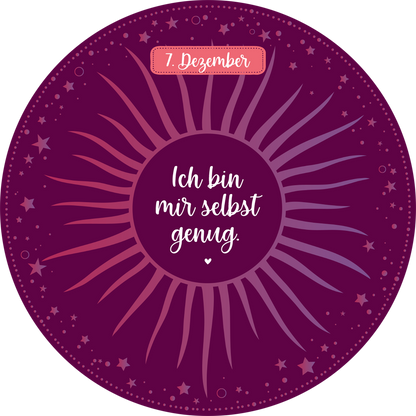 Gezeigt wird eine Innen- oder Zusatzansicht von „Adventskalender in der Dose. 24 Dankbarkeitsmantras für den Advent“. Der Kreis hat einen tiefen, violetten Hintergrund mit bunten, strahlenden Elementen und kleinen Sternen. In der Mitte steht in geschwungener, weißer Schrift der Satz „Ich bin mir selbst genug.“ Oben ist ein hellrotes Banner mit der Aufschrift „7. Dezember“ angebracht, das visuelle Klarheit bietet.