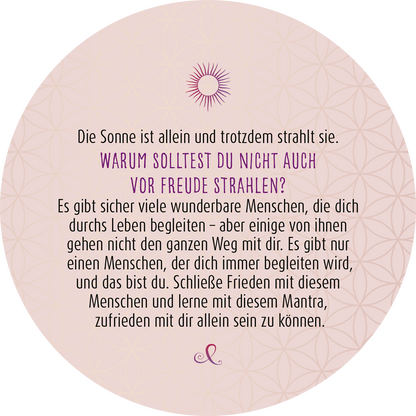 Gezeigt wird eine Innen- oder Zusatzansicht von „Adventskalender in der Dose. 24 Dankbarkeitsmantras für den Advent“. Die runde Ansicht enthält einen zart-pinken Hintergrund mit geometrischen Mustern und einem zentralen, stilisierten Sonnensymbol. In dunklerer lila Schrift steht ein inspirierender Text, der zur Selbstreflexion anregt. Der Schriftzug „WARUM SOLLTEST DU NICHT AUCH VOR FREUDE STRAHLEN?“ ist hervorgehoben und zieht die Aufmerksamkeit auf sich, während der restliche Text...