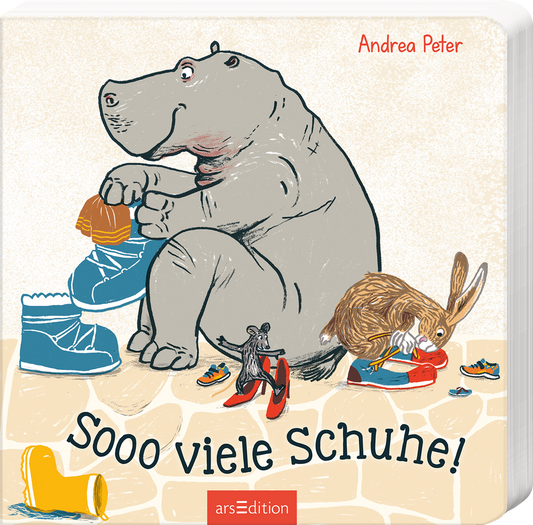 Auf dem Buchcover „Sooo viele Schuhe!“ von Andrea Peter sitzt ein graues Nilpferd, das mit einer gelben und orangenen Schuhen spielt. Rechts daneben stehen ein kleiner grauer Maus und ein braunes Kaninchen, die ebenfalls ein Paar Schuhe untersuchen. Der Hintergrund zeigt eine helle Sandsteinmauer. Der Titel ist in verspielter, schwarzer Schrift gehalten. Ganz oben rechts ist der Name der Autorin vermerkt. Ganz unten mittig steht der Logoschriftzug von arsEdition.