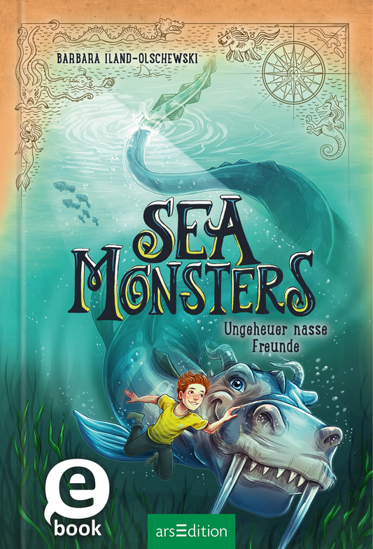 Das Buchcover zeigt einen Jungen, der fröhlich mit einem freundlichen Seemonster im Meer spielt. Die Farben sind überwiegend aquatisch in Blau- und Grüntönen gehalten, die eine unterwasserähnliche Atmosphäre erzeugen. Der Titel „SEA MONSTERS“ ist groß und verschnörkelt abgebildet, darunter steht der Untertitel „Ungeheuer nasse Freunde“ in einer klaren Schrift. Oben links ist der Name der Autorin „Barbara Iland-Olschewski“ platziert. Ein SPIEGEL-Bestseller-Button ist deutlich...
