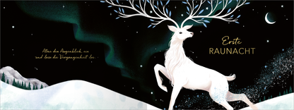Gezeigt wird eine Innen- oder Zusatzansicht von „Magie der Raunächte“. Die Gestaltung zeigt einen majestätischen weißen Hirsch mit Geweih, umgeben von einer mystischen winterlichen Landschaft. Der Hintergrund ist in tiefem Schwarz gehalten und wird von funkelnden Sternen sowie einem zarten Mond ergänzt. Der Titel „Erste RAUNACHT“ erscheint in eleganter, goldener Typografie. Die Farbpalette umfasst vorwiegend kalte Töne, die Atmosphäre von Geheimnis und Magie vermitteln.