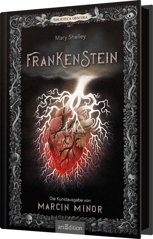 Der Buchcover zeigt auf dunklem Hintergrund ein stilisiertes menschliches Herz mit blutroten und schwarzen Farbtönen, umgeben von wirbelnden, elektrischen Blitzen in Weiß und Hellgrau. Der Titel „FRANKENSTEIN“ ist in fesselnder Typografie in großen, kontrastierenden Buchstaben platziert, während der Autorennamen „Mary Shelley“ darüber in schlichter Schrift steht. Am unteren Rand ist der zusätzliche Hinweis „Die Kunstausgabe von Marcin Minor“ zu finden. Ganz unten mittig steht...
