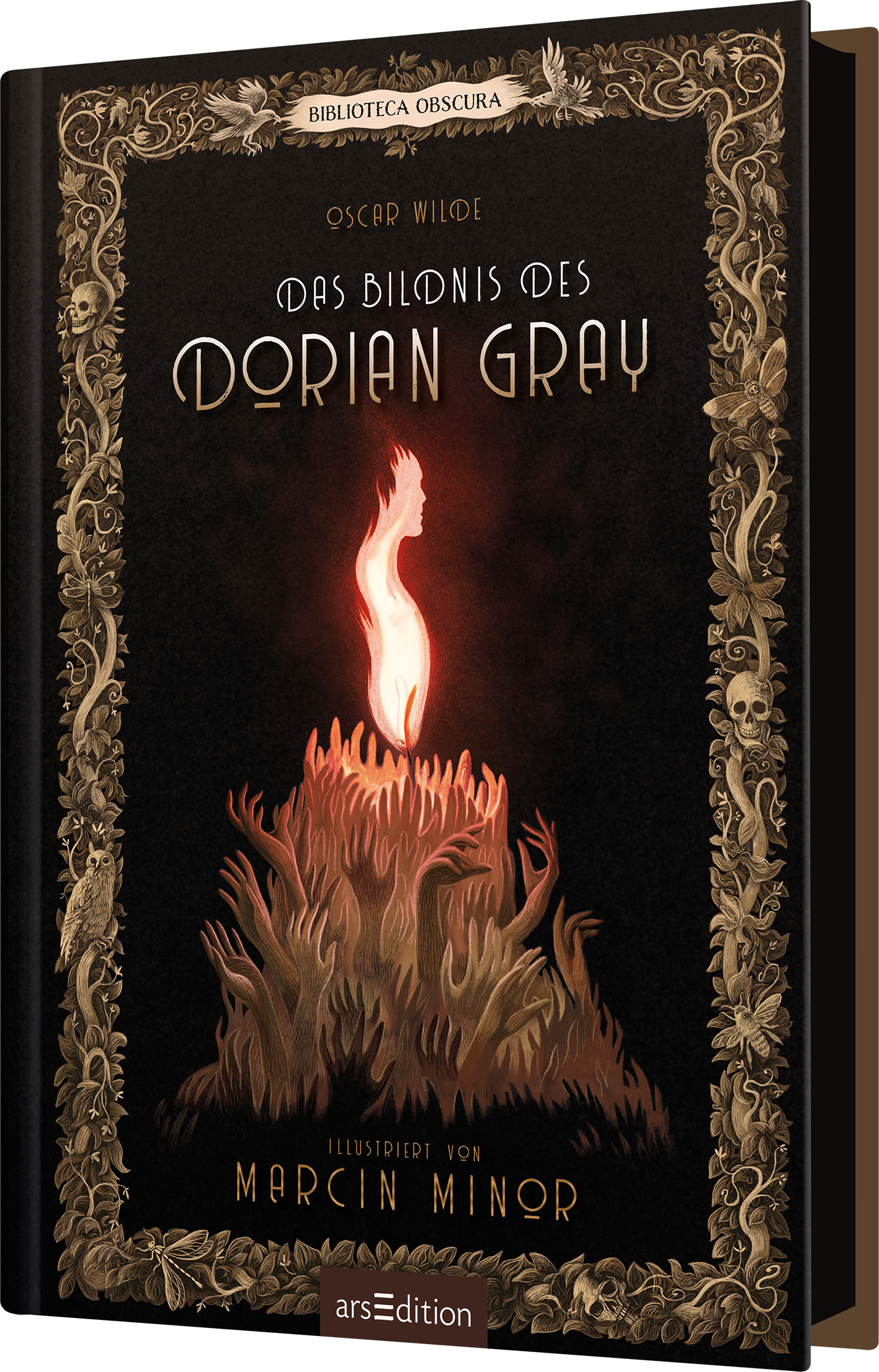 Auf dem Buchcover „Das Bildnis des Dorian Gray“ von Oscar Wilde wird eine düstere Atmosphäre durch eine brennende Flamme inmitten von grotesken, grinsenden Händen geschaffen. Der Hintergrund ist schwarz und mit filigranen goldenen Verzierungen umrahmt. Der Titel ist in geschwungener, weißer Schrift gehalten, die dem Cover einen eleganten, aber geheimnisvollen Charakter verleiht. Ganz oben prangt der Schriftzug „BIBLIOTECA OBSCURA“. Ganz unten mittig steht der Logoschriftzug von...