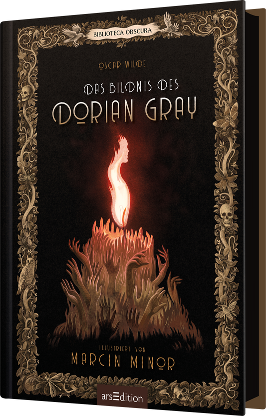 Auf dem Buchcover „Das Bildnis des Dorian Gray“ von Oscar Wilde wird eine düstere Atmosphäre durch eine brennende Flamme inmitten von grotesken, grinsenden Händen geschaffen. Der Hintergrund ist schwarz und mit filigranen goldenen Verzierungen umrahmt. Der Titel ist in geschwungener, weißer Schrift gehalten, die dem Cover einen eleganten, aber geheimnisvollen Charakter verleiht. Ganz oben prangt der Schriftzug „BIBLIOTECA OBSCURA“. Ganz unten mittig steht der Logoschriftzug von...